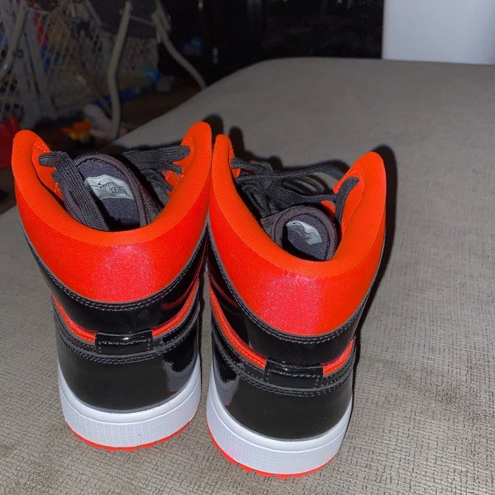 Air Jordan 1 Mid - Picture 2 of 4